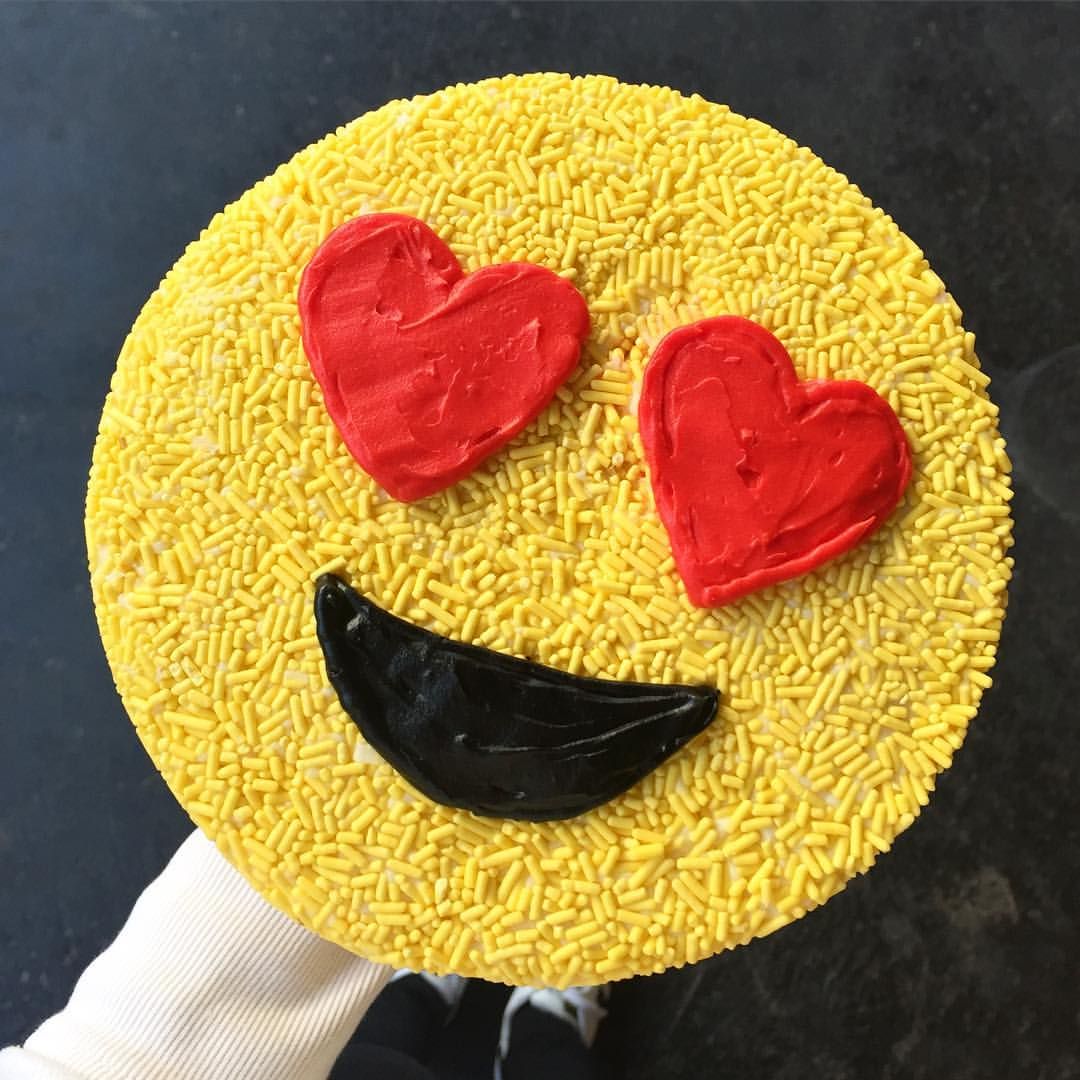 heart eye emoji cake